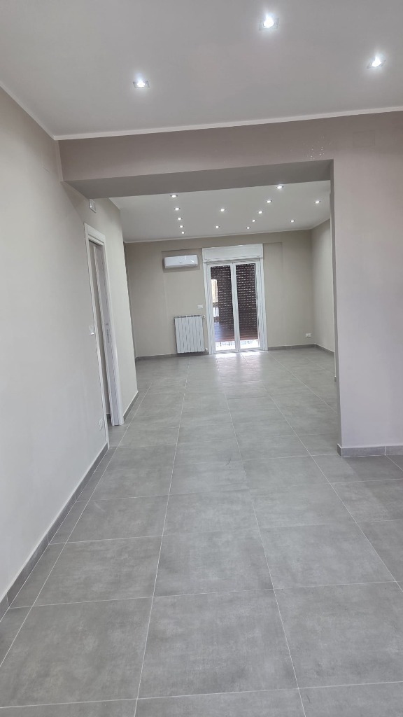 Open space con controsoffitto in cartongesso e faretti LED