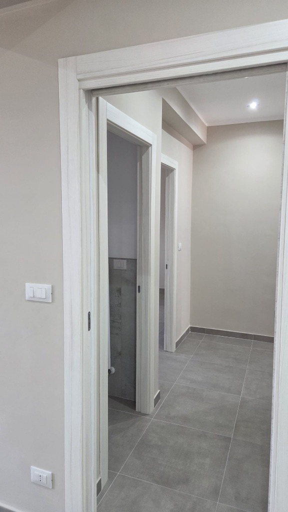 Corridoio con veletta in cartongesso e porta scorrevole