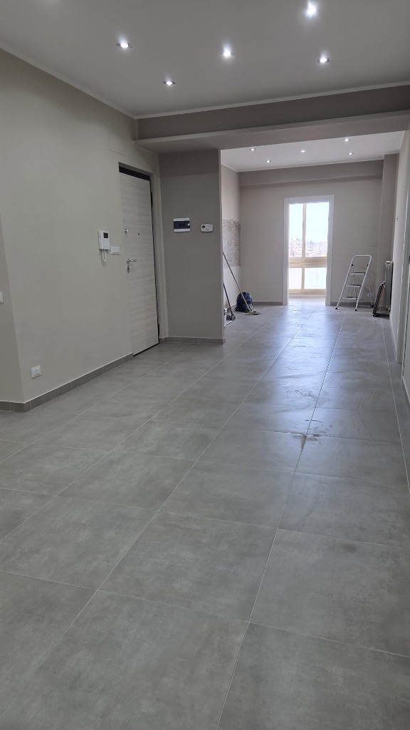 Soggiorno con controsoffitto e pittura bicolore